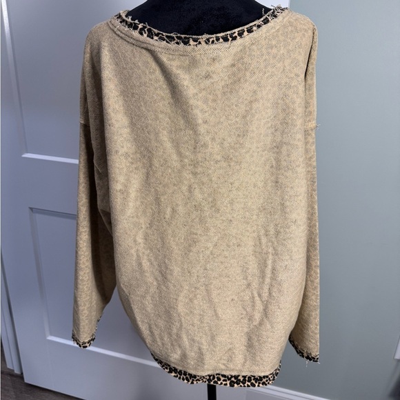 POL Reverse It Up Top leopard edge detail oversized raw hem - Picture 3 of 7